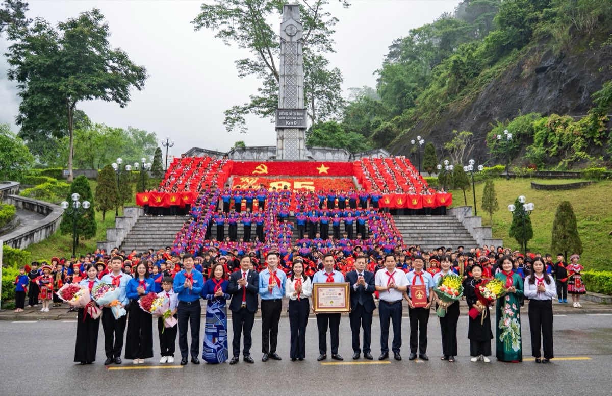 Đoàn đại biểu chụp ảnh lưu niệm tại tượng đài Kim Đồng