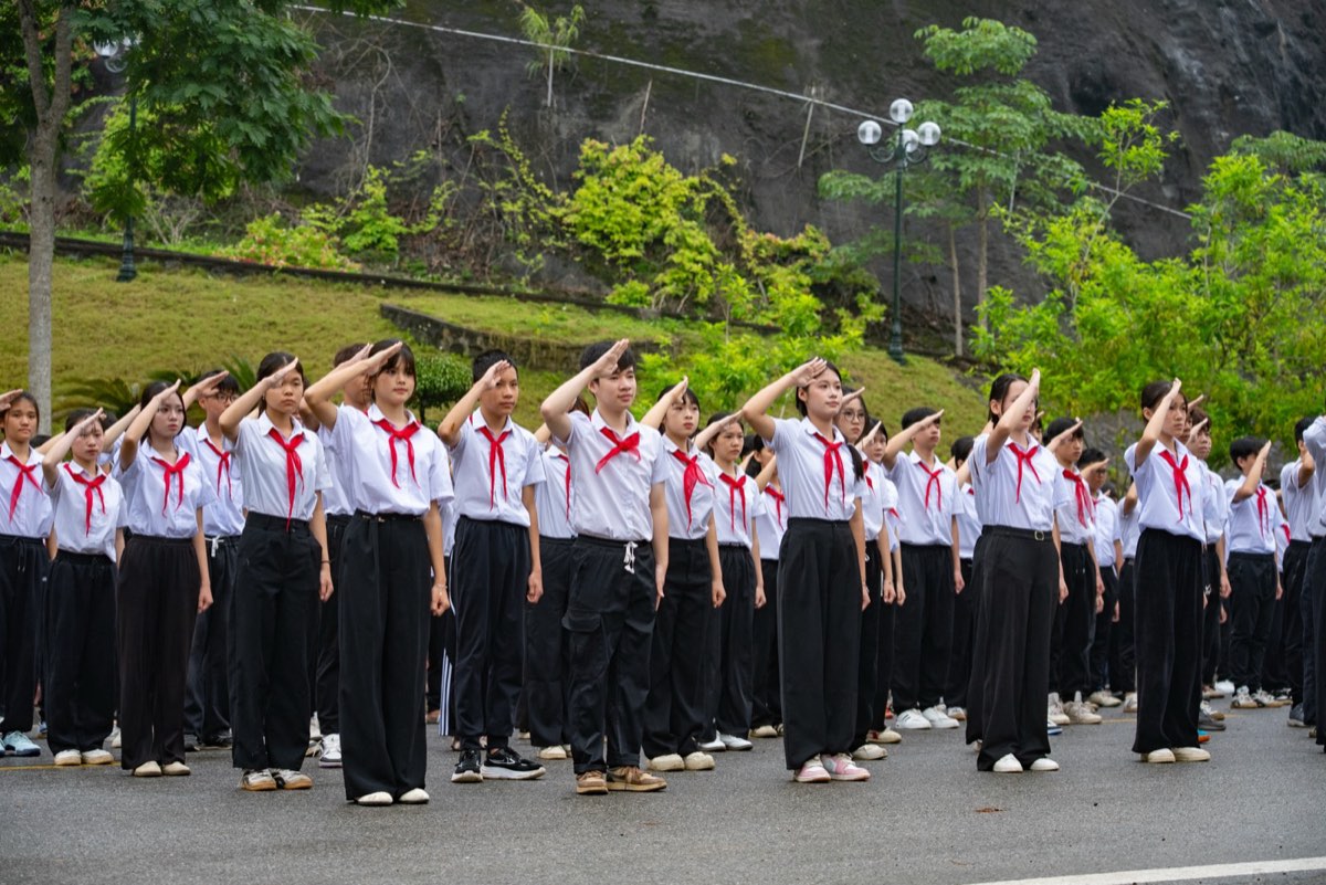 Thế hệ măng non trong lễ chào cờ tại khu di tích