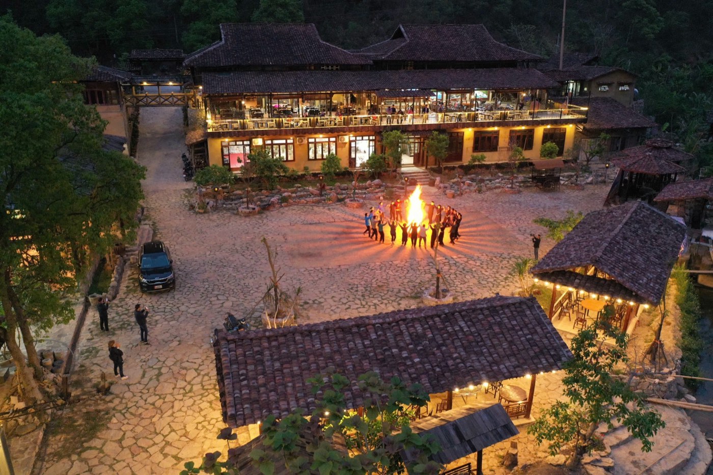 Đêm lửa trại thật giữa sân Mế