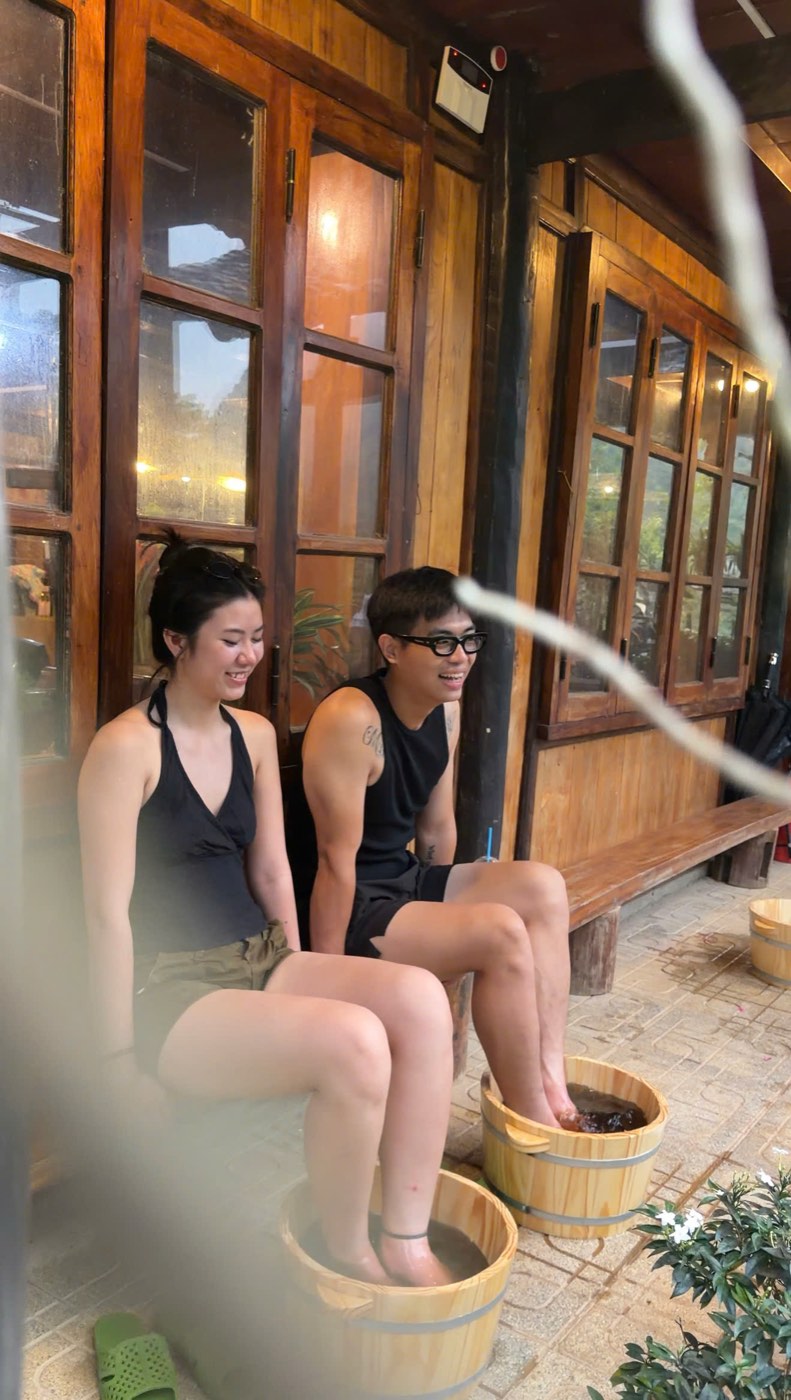 Khách ngâm chân thảo mộc trong thùng gỗ trước hiên nhà sàn Mế