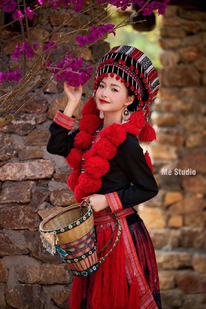 Cô gái trong trang phục dân tộc tại Mế Studio