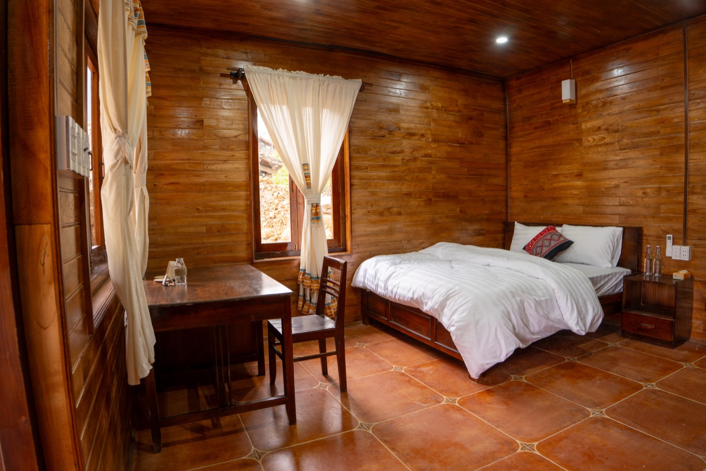 Bungalow Đá — phòng gỗ ấm tựa lưng vách đá
