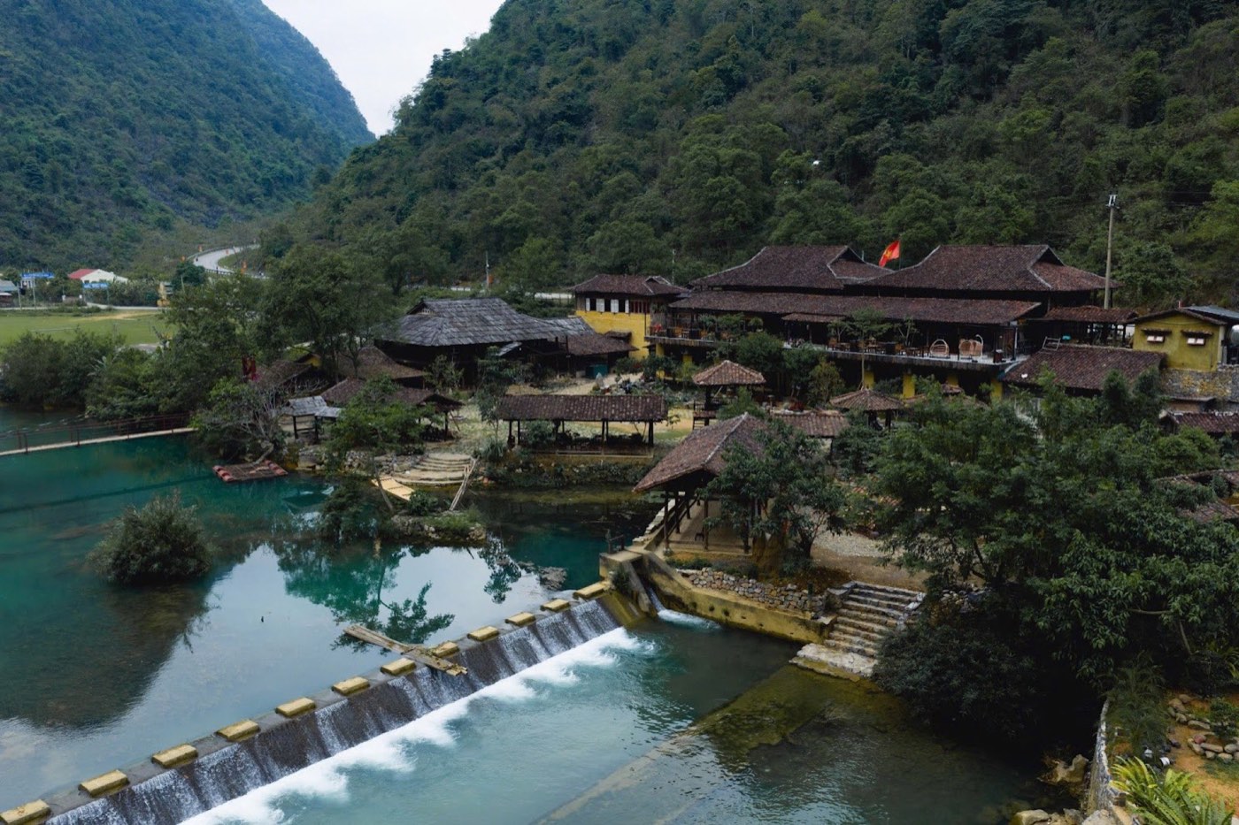 Toàn cảnh Mế Farmstay bên dòng suối Trường Hà